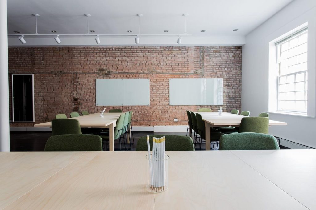Moderne kantoorinrichting in Antwerpen met ergonomische bureaus en stoelen voor optimale werkruimte