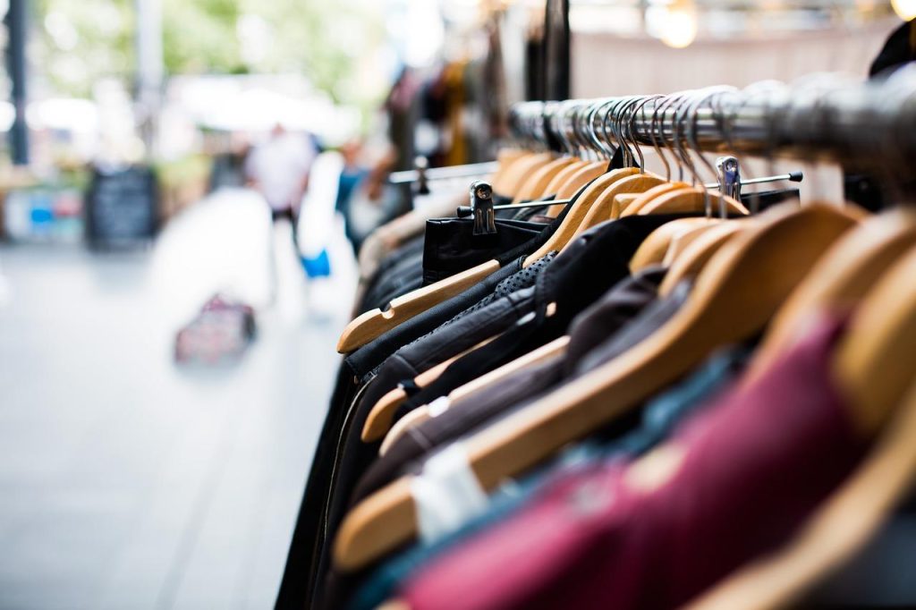Voorbeelden van veelzijdige stylingopties met midi-jurk, blazer en spijkerjasje voor verschillende gelegenheden