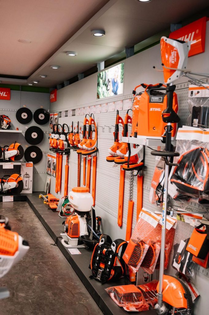 Professional team onderhoudt en herstelt tuinmachines in Oost-Vlaanderen met vakkundigheid en ervaring